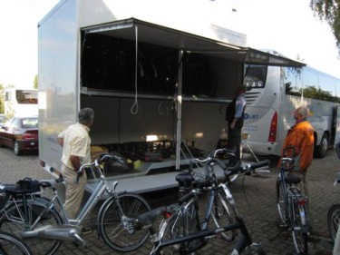 In Nuland de fietsen in de trailer laden