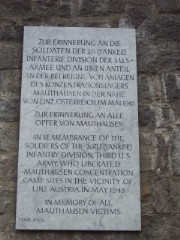 Gedenkteken bij het betreden van Mauthausen