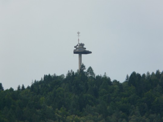 Het imposante uitkijktoren welke hoog boven de bergen uitsteekt