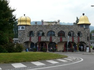 Ook hier hebben ze een Hundertwasserhaus