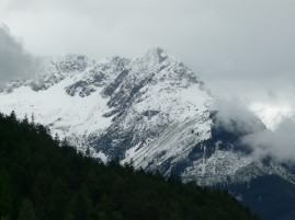 Een blik op de besneeuwde bergtoppen