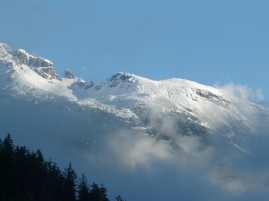 Nog meer sneeuw op de bergtoppen