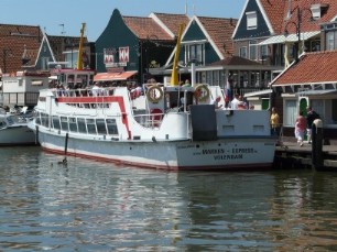 Een van de rondvaartboten tussen Volendam en Marken