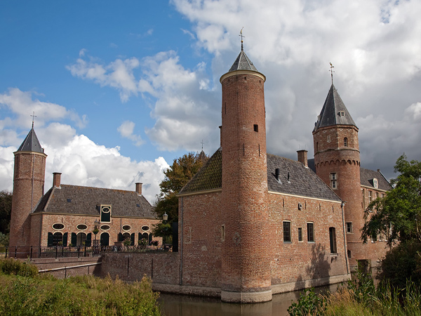 Kasteel Westhove ligt in een schitterend bos- en duingebied genaamd de Manteling tussen Oostkapelle en Domburg. Het kasteel herbergt het Zeeuws Biologisch Museum en een aangrenzende Heemtuin waar de verschillende Zeeuwse biotopen te zien zijn. 