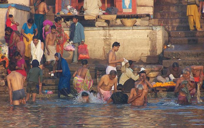 Sunrise op de Ganges bij de Ghats in Varanasi