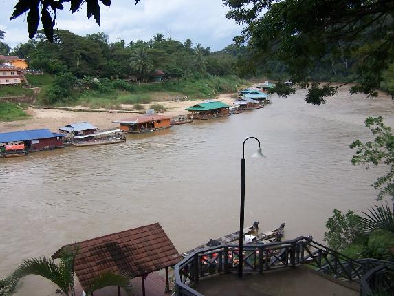 Restaurantjes in de rivier in de Taman Negara