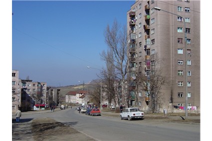 Straatbeeld met flats