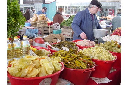 Paprika en pepers op de overdekte markt